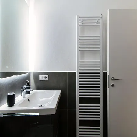 Apartment Giuliny Lovely Flat - The House Of Travelers