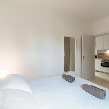 Apartment Giuliny Lovely Flat - The House Of Travelers